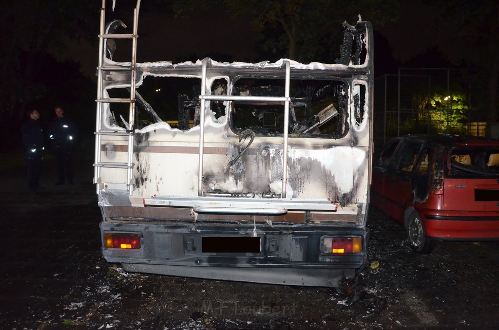 Auto 1 Wohnmobil ausgebrannt Koeln Gremberg Kannebaeckerstr P5443.JPG - Miklos Laubert